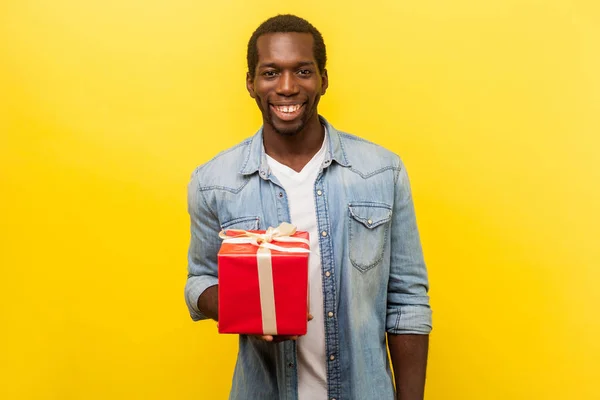 Porträt eines gut aussehenden Mannes mit roter Geschenkschachtel, — Stockfoto