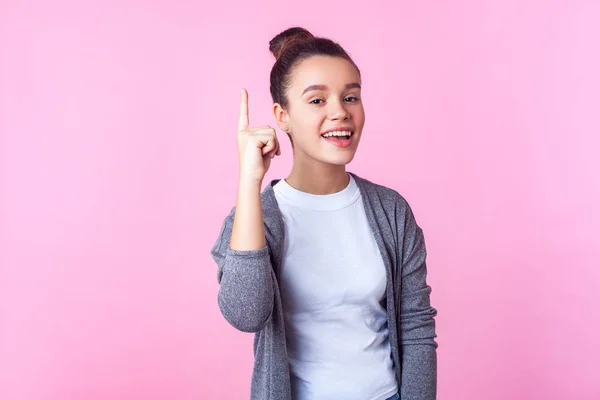 Eureka! Porträtt av glad brunett tonåring flicka pekar finger — Stockfoto