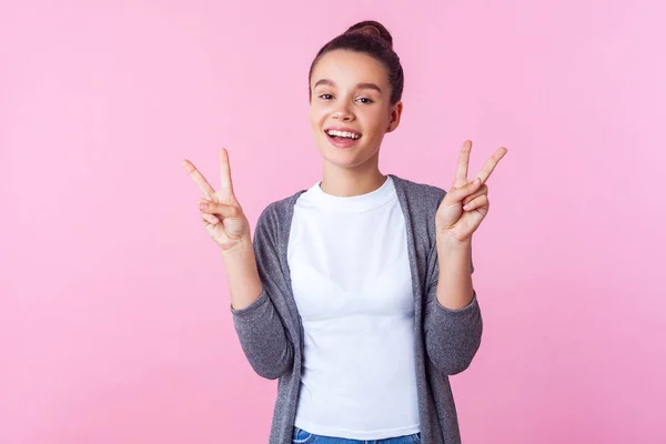 Porträtt av söt brunett tonåring flicka visar v tecken med fingrar — Stockfoto