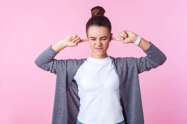 Jag vill inte lyssna! Porträtt av stygg brunett flicka täcker — Stockfoto