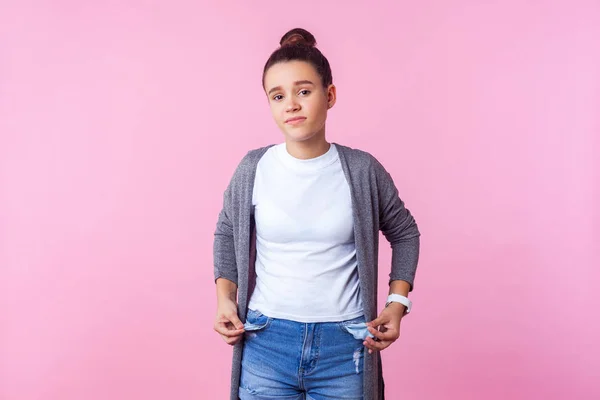 Porträtt av frustrerad brunett tonåring flicka visar tom pocke — Stockfoto