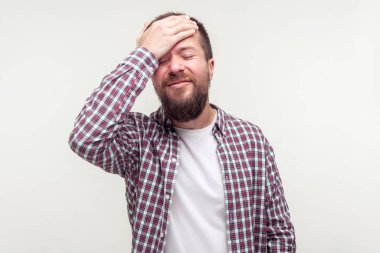 Kötü hafıza. Unutkan, utangaç, sakallı bir adamın portresi