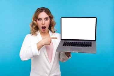 İnanılmaz bir internet reklamı. Şok olmuş iş kadınının portresi 