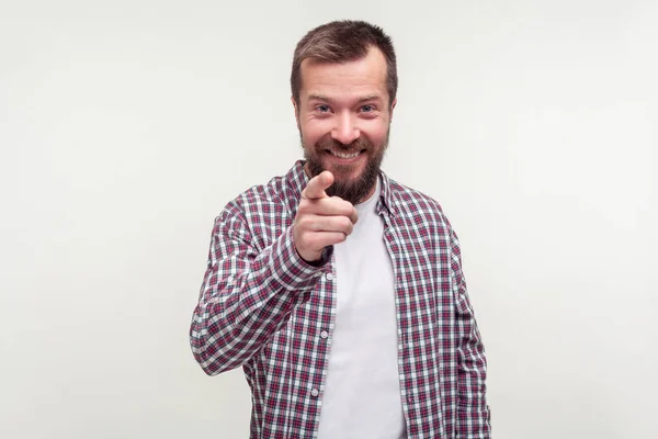 Ε, εσύ! Πορτρέτο του χαρούμενου γενειοφόρου άνδρα δείχνοντας το δάχτυλο σε camer — Φωτογραφία Αρχείου