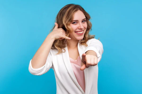 Ei tu, liga-me! Retrato de mulher alegre incrível fazendo telefone — Fotografia de Stock