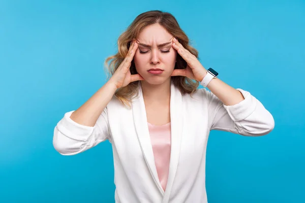 Huvudvärk. Porträtt av ohälsosam flicka lider migrän, standin — Stockfoto