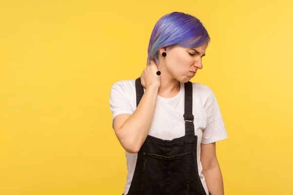 El escote. Retrato de mujer malsana masajeando cuello frunciendo el ceño fr —  Fotos de Stock