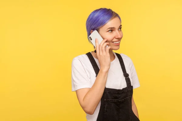 Portrait of cheerful smiling hipster girl calling and talking on — 스톡 사진