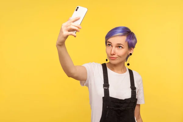 Portrait of stylish trendy hipster girl holding smartphone and t — 스톡 사진