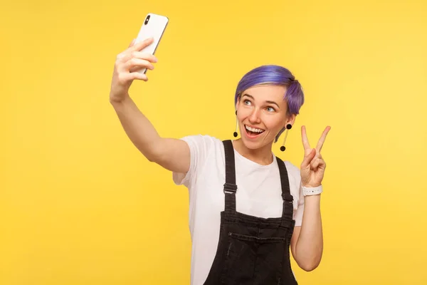 Portrait of cheerful stylish hipster girl with holding cell phon — 스톡 사진