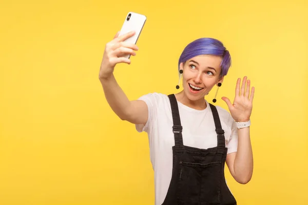 Portrait of stylish friendly hipster girl holding cell phone mak — 스톡 사진