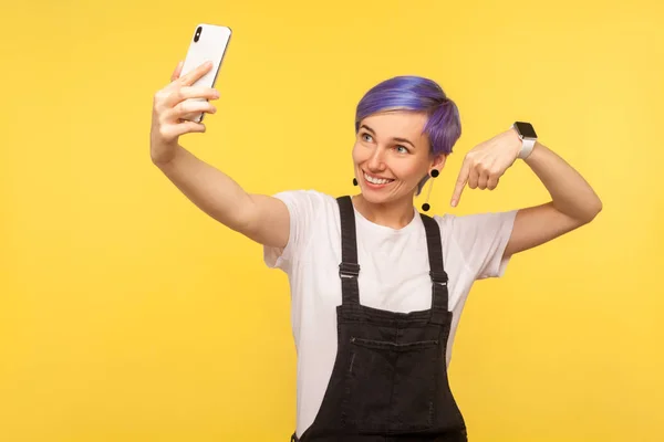 Portrait of cheerful blogger, hipster girl holding cell phone ma — 스톡 사진