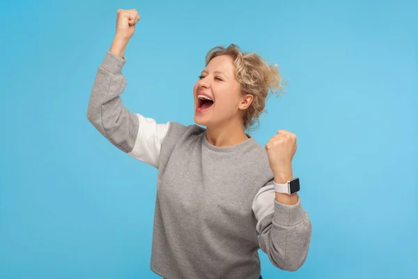 Femme extatique enthousiaste avec les cheveux bouclés courts en sweat-shirt — Photo