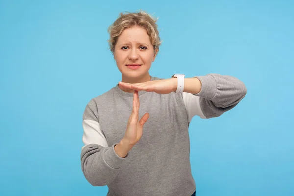 Mujer frustrada con pelo rizado corto en sudadera gris feelin — Foto de Stock