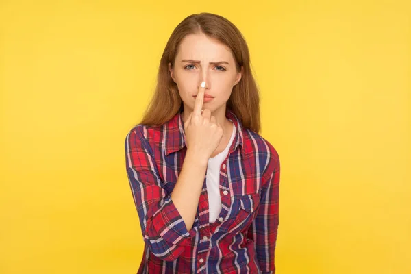 You lie! Portrait of upset ginger girl in checkered shirt pointi — Stock Photo, Image