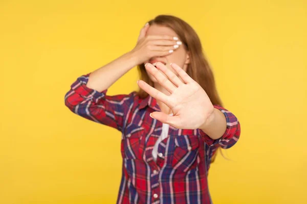 Não, não quero olhar. Retrato de menina na camisa cobrindo o olho — Fotografia de Stock