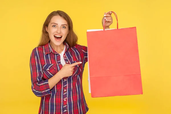 Shopaholic surpreendente, menina de gengibre animado em camisa casual apontando — Fotografia de Stock