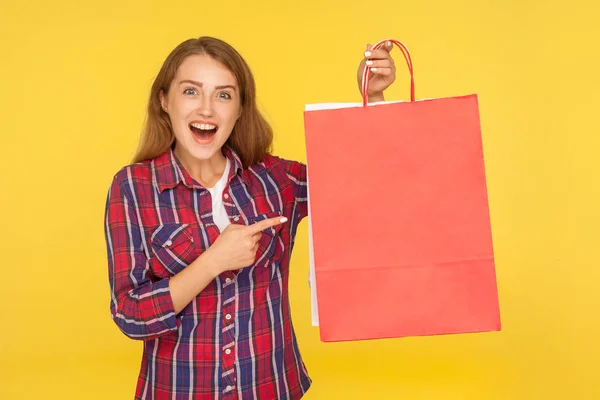 Erstaunt shopaholisches, aufgeregtes Ingwermädchen in lässigem Hemd — Stockfoto