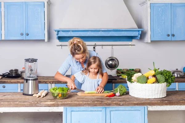 Young mother and lovely child cooking healthy breakfast together — Stock Photo, Image