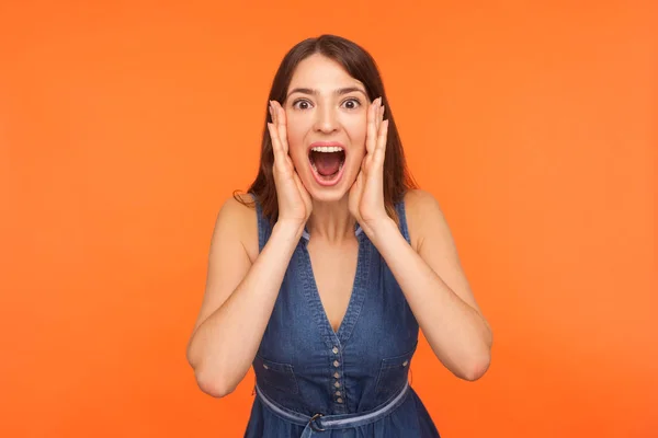 Meu Deus, uau! chocado impressionado morena mulher no denim roupa — Fotografia de Stock