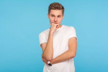 Fikir üzerinde düşünüyorum. Rastgele takılan zeki bir adamın portresi.