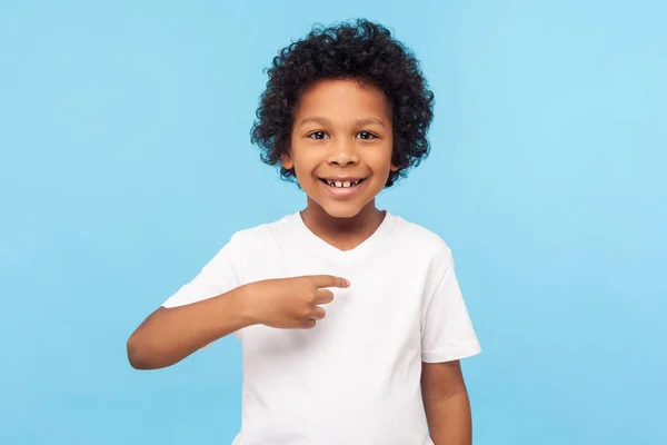 Este soy yo. Retrato de niño rizado preescolar feliz en la alegría camiseta —  Fotos de Stock