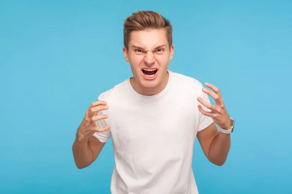 Des émotions furieuses. Portrait de fou irrité en t-shirt blanc — Photo