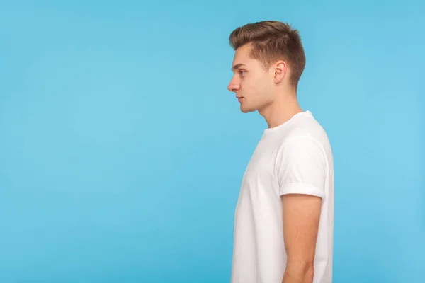 Profil av ung seriös kille med snygg frisyr i avslappnat vitt — Stockfoto