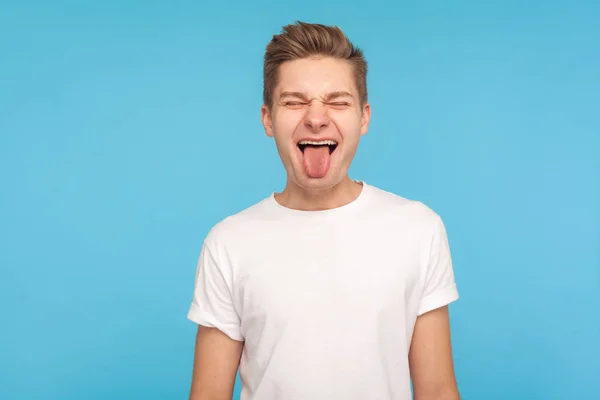 Retrato de feliz hombre humorístico en casual camiseta blanca mostrando f — Foto de Stock