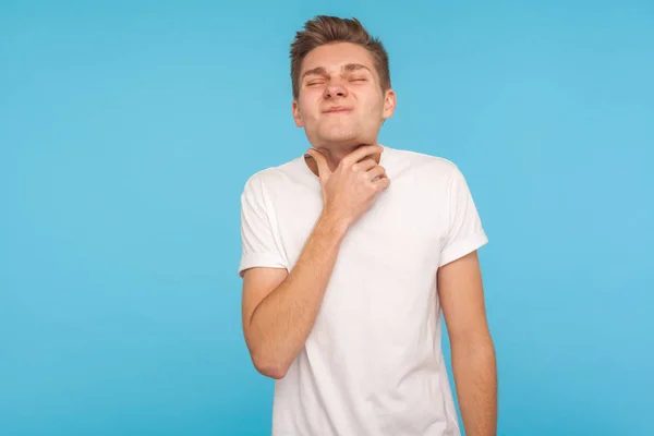 Dolor de garganta, amigdalitis. Hombre enfermo de gripe insalubre en camiseta blanca — Foto de Stock