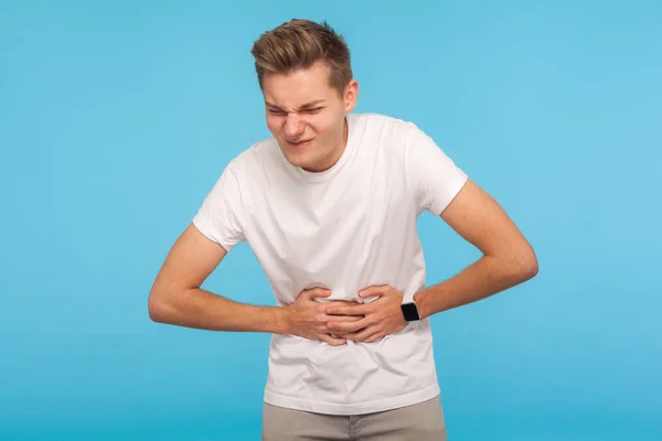 Hombre enfermo haciendo muecas por dolor de estómago, malestar abdominal severo , — Foto de Stock