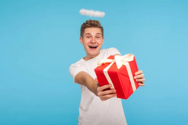 Retrato de hombre amable angelical feliz con halo sobre la cabeza y en wh — Foto de Stock