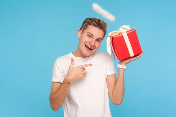 Retrato de hombre angelical alegre con halo sobre la cabeza y en el blanco — Foto de Stock