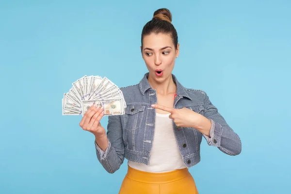 Unbelievable income! Shocked rich woman with hair bun in modern — Stock Photo, Image