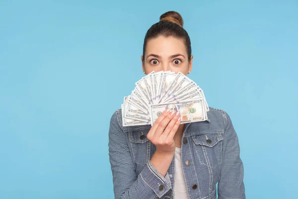 Porträtt av rolig förvånad kvinna med hår bulle i denim jacka kiss — Stockfoto