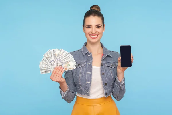 Mobilní platba, online bankovnictví. Portrét roztomilé veselé módy — Stock fotografie
