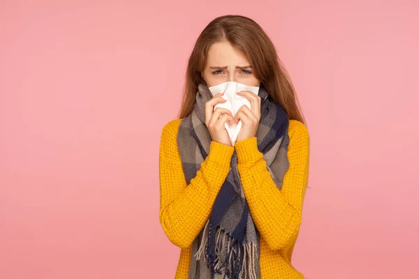 Temporada de gripe. Retrato de niña pelirroja enferma con bufanda grande, sn — Foto de Stock