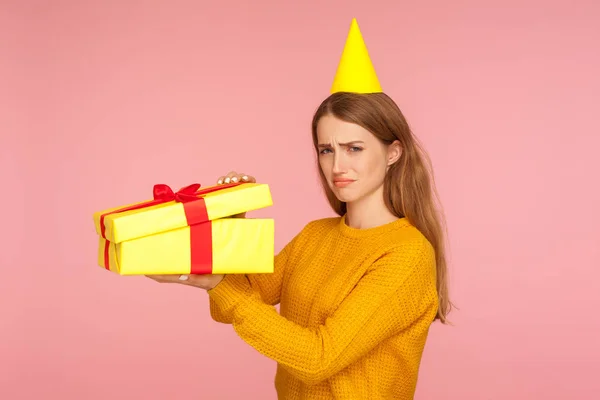 Retrato de menina de gengibre infeliz com cone de parte na cabeça abertura g — Fotografia de Stock