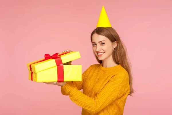 Retrato de menina de gengibre bonita com cone de festa na cabeça openin — Fotografia de Stock