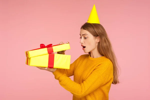 Wow, mooi cadeau! Portret van verbaasd gember meisje met feest — Stockfoto