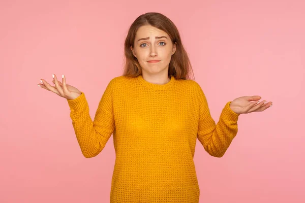 Geen idee, ik weet het niet! Portret van onzekere verwarde gember gir — Stockfoto