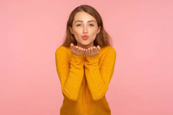Retrato de menina de gengibre lindo em suéter enviando ar sensual — Fotografia de Stock