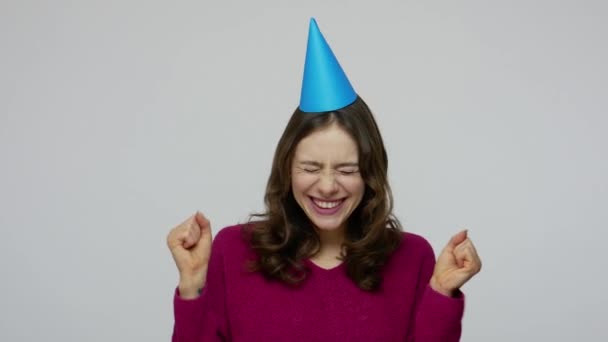 Feliz positivo animado morena mulher se divertindo, alegrando-se na festa de aniversário, dançando com cone engraçado — Vídeo de Stock
