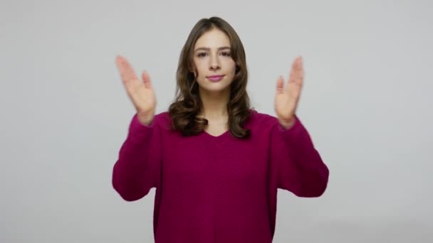 Paz interior, equilibrio. Mujer morena tranquila positiva en jersey cogido de la mano en gesto de oración — Vídeo de stock