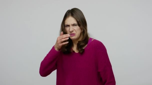 Unangenehmer Geruch. brünette Frau grimmig vor Unmut und kneift Nase, gestikuliert weg — Stockvideo