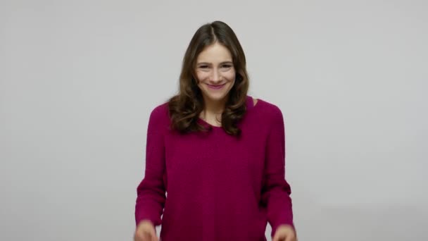 Ich brauche Bargeld. freudig schön aussehende brünette Frau im Pullover zeigt Geld-Geste und lächelt verschmitzt — Stockvideo
