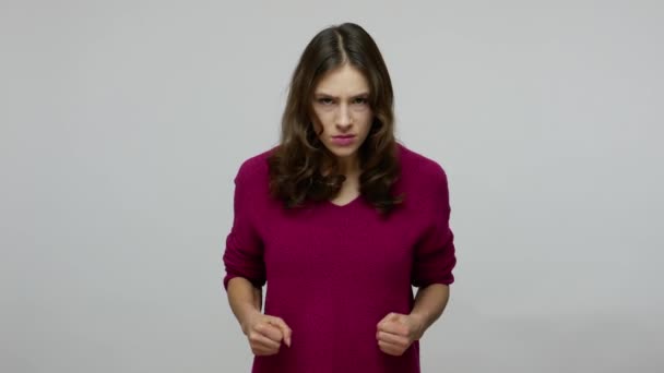 Problemy z opanowaniem gniewu. Brunetka kobieta w pullover patrząc w aparat z wściekłymi oczami — Wideo stockowe