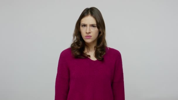 Raus! irritierte brünette Frau im Pullover, die zum Gehen auffordert und einen Ausweg zeigt — Stockvideo
