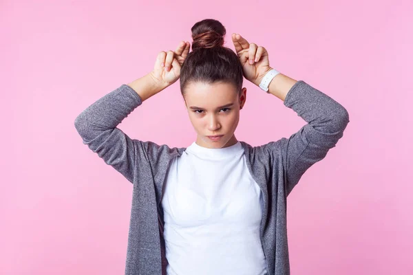 Portret van boos brunette tiener meisje maken bull horn gebaar — Stockfoto