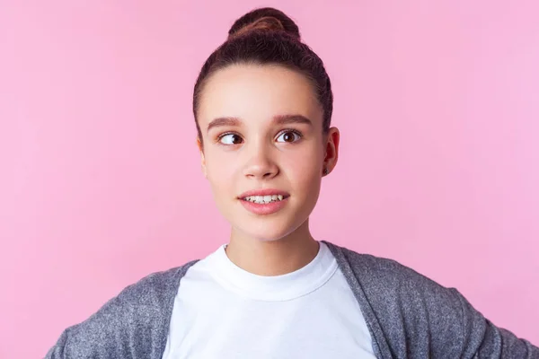 Porträtt av bedårande rolig brunett tonåring flicka lura runt kvickt — Stockfoto